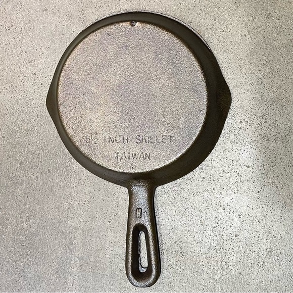 Vintage Cast Iron Skillet Pan Pouring Spouts Made In Taiwan - Picture 4 of 7